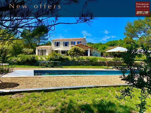 Villa in a dominant position near Gordes with heated pool 